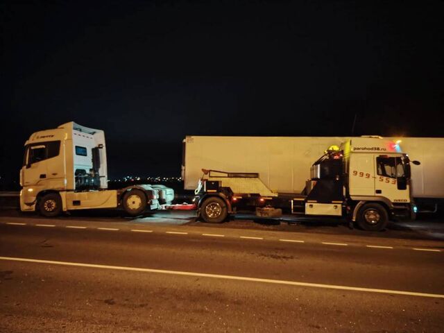 夜间高速公路拖车救援