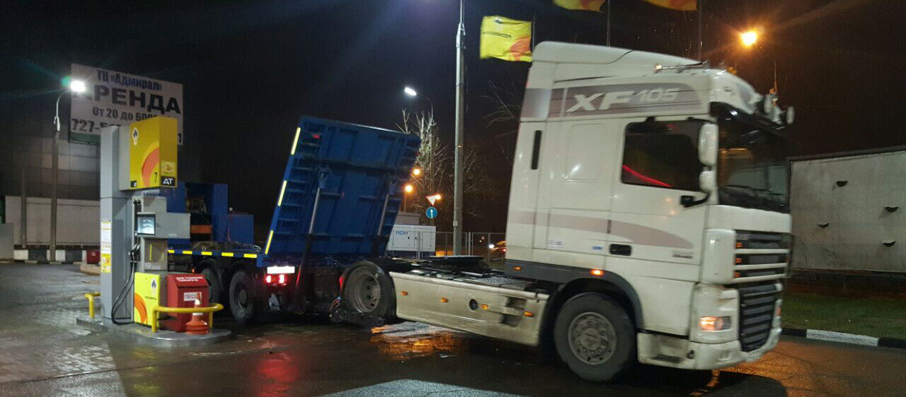 夜间高速公路重型半挂DAF牵引车救援
